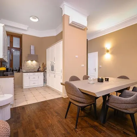 Number Seven Apartman *